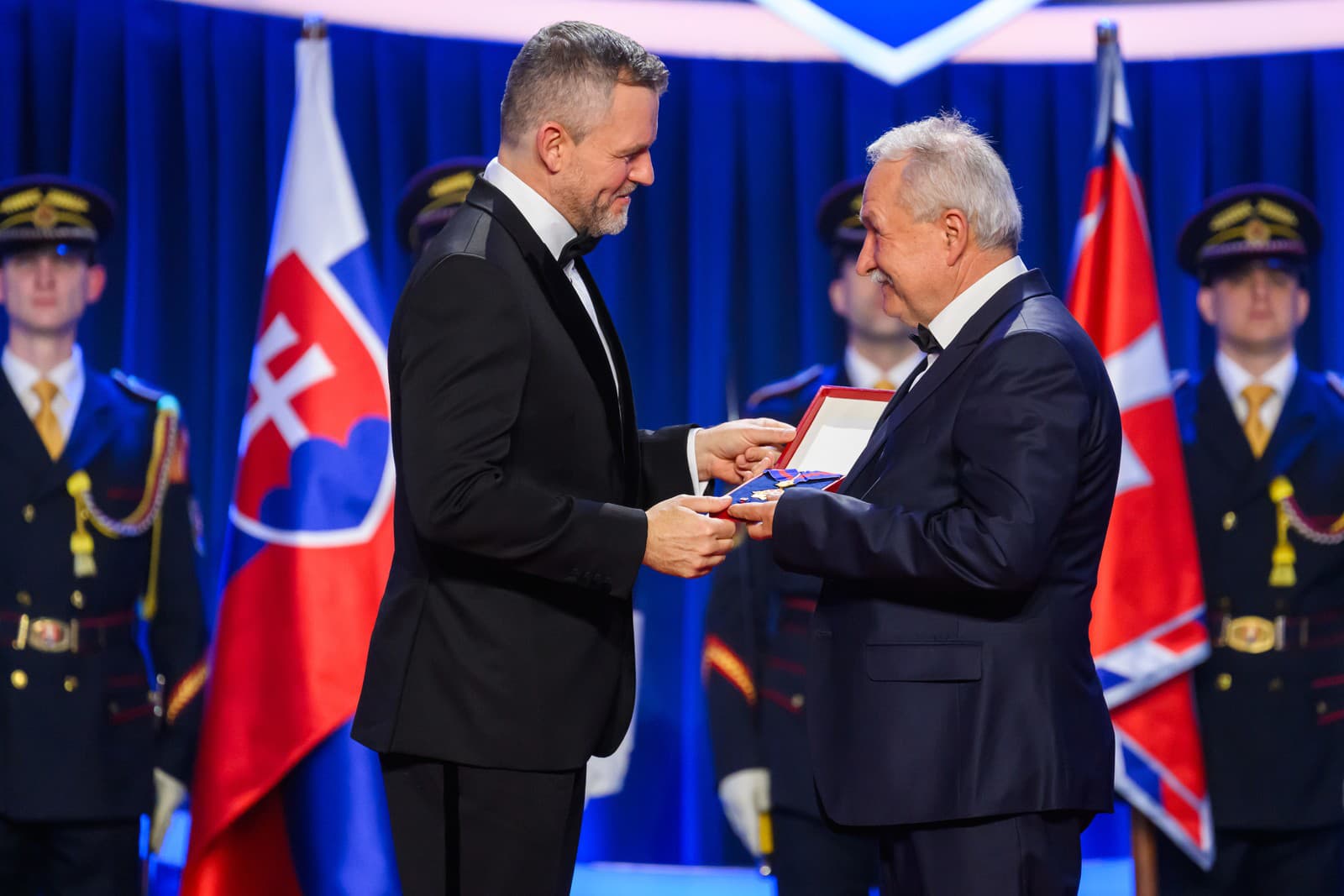 Zakladateľ a riaditeľ Galérie Babka v srbskej Kovačici Pavel Babka (vpravo), ktorému prezident SR Peter Pellegrini (vľavo) udelil štátne vyznamenanie Rad Bieleho dvojkríža III. triedy, občiansky druh počas udeľovania najvyšších štátnych vyznamenaní pri príležitosti vzniku Slovenskej republiky v Bratislave 10. januára 2026.