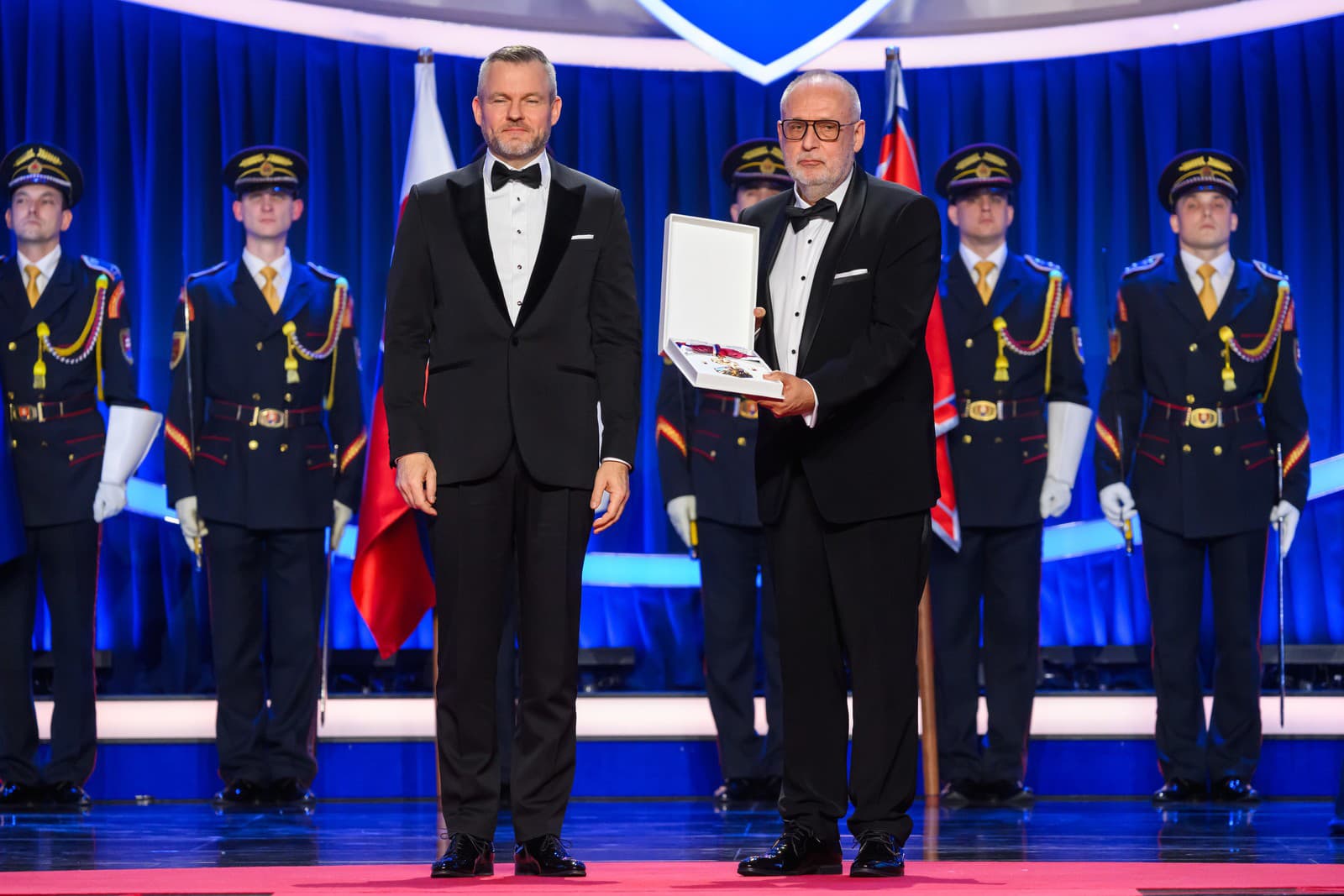 Lekár, dekan Lekárskej fakulty Univerzity Komenského (UK) v Bratislave Juraj Payer (vpravo), ktorému prezident SR Peter Pellegrini (vľavo) udelil štátne vyznamenanie Rad Ľudovíta Štúra I. triedy, občiansky druh počas udeľovania najvyšších štátnych vyznamenaní pri príležitosti vzniku Slovenskej republiky v Bratislave 10. januára 2026.