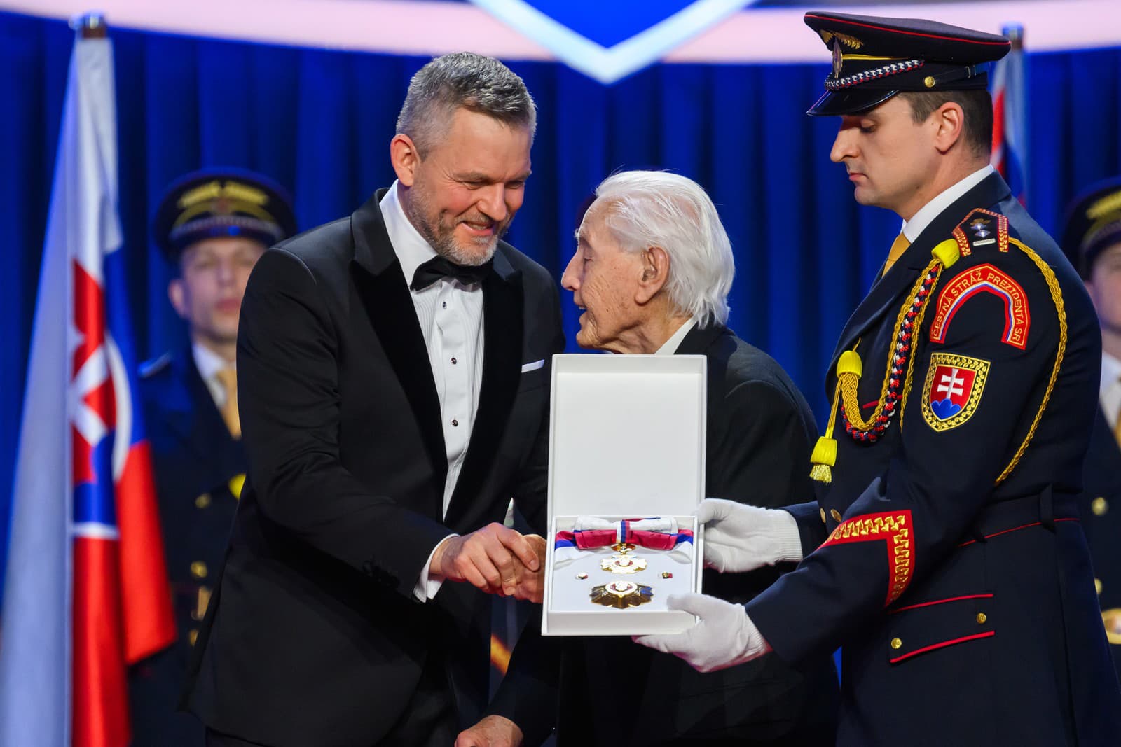 Ladislav Lampert (uprostred), ktorému prezident SR Peter Pellegrini (vľavo) udelil štátne vyznamenanie Rad Ľudovíta Štúra I. triedy, občiansky druh, za mimoriadne zásluhy o demokraciu a jej rozvoj, ľudské práva a slobody a ich ochranu počas udeľovania najvyšších štátnych vyznamenaní pri príležitosti vzniku Slovenskej republiky v Bratislave 10. januára 2026. 