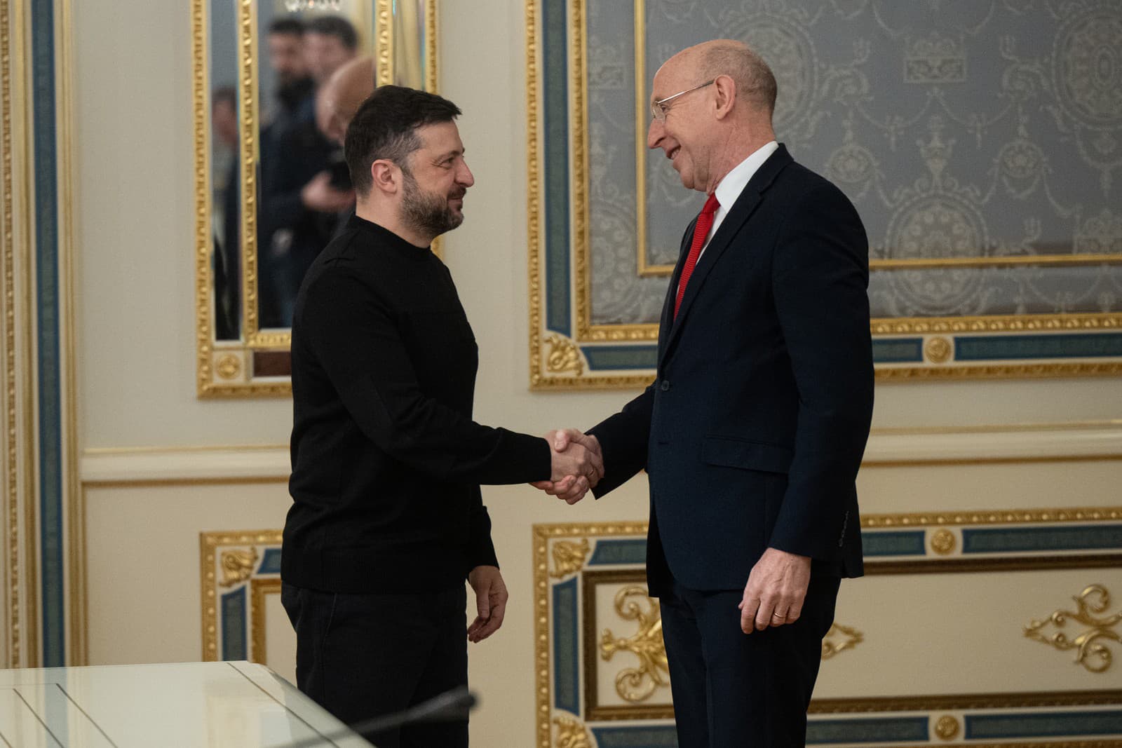 prezident Ukrajiny Volodymyr Zelenskyj (vľavo) a britský minister obrany John Healey si podávajú ruky v Kyjeve