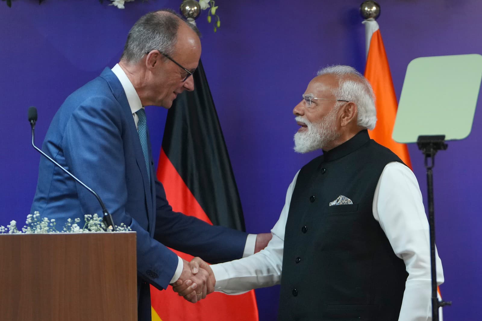 Nemecký kancelár Friedrich Merz (vľavo) a indický premiér Naréndra Módí si podávajú ruky na záver spoločnej tlačovej konferencie po ich stretnutí v indickom Gandhinagáre