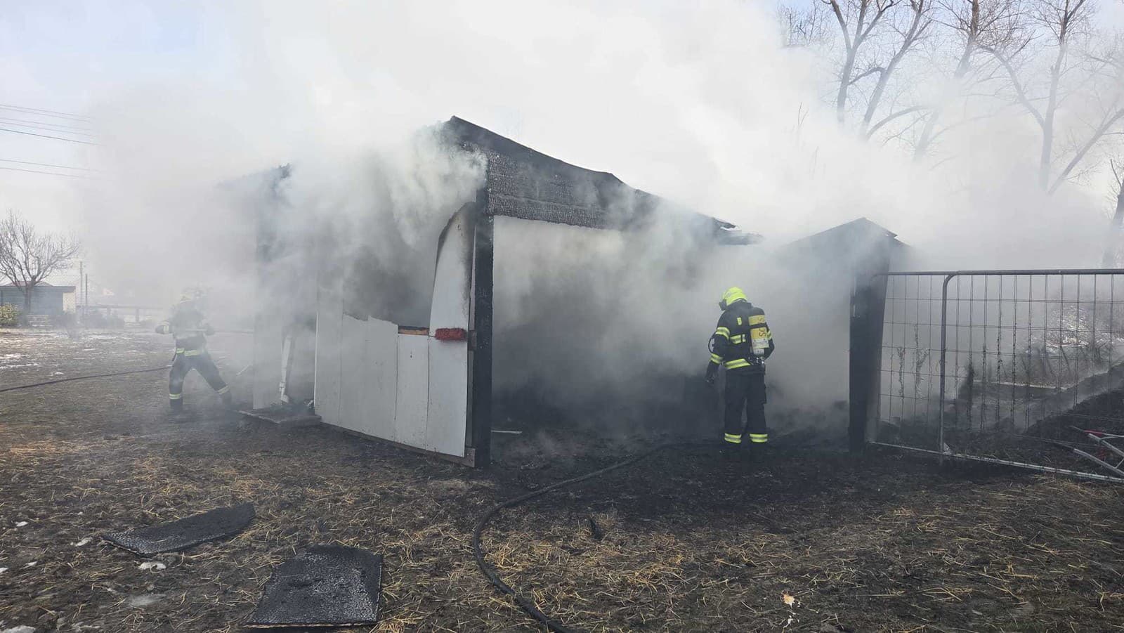 Horela konská stajňa! Hasiči