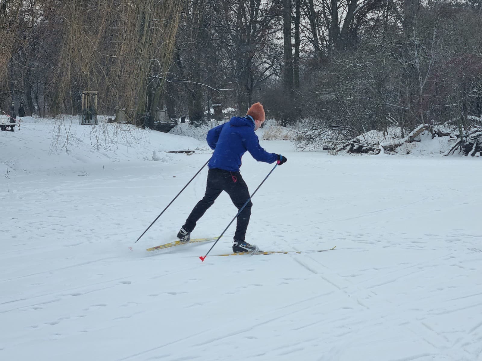 Muž sa bežkuje na zamrznutom Kamionkovskom jazere vo Varšave 13. januára 2026.
