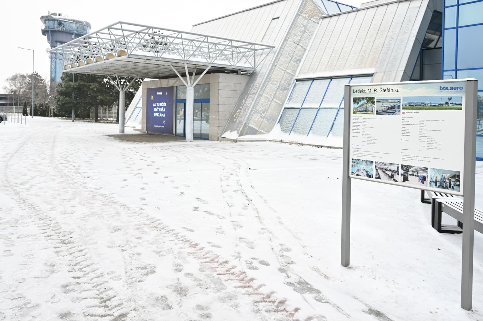 Letisko M. R.Štefánika v Bratislave je pre nepriaznivé meteorologické podmienky uzavreté