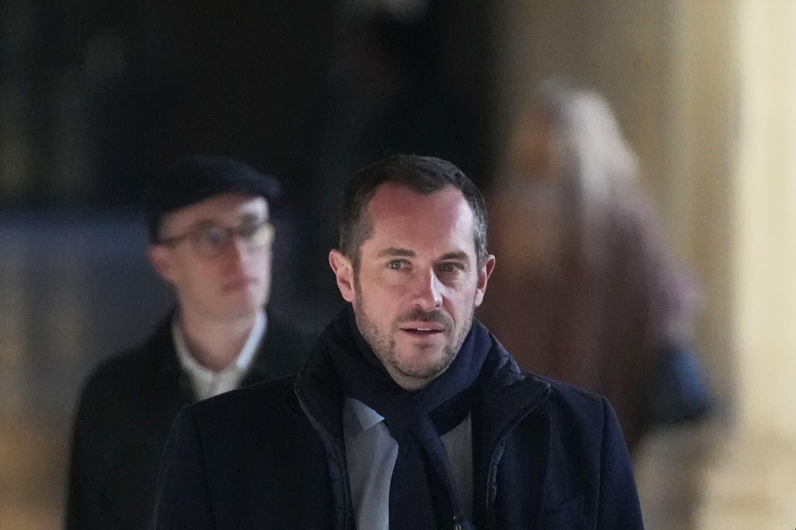 Člen krajne pravicového Národného združenia (RN) a poslanec Európskeho parlamentu Nicolas Bay prichádza na odvolávací súd v kauze sprenevery finančných prostriedkov Európskej únie