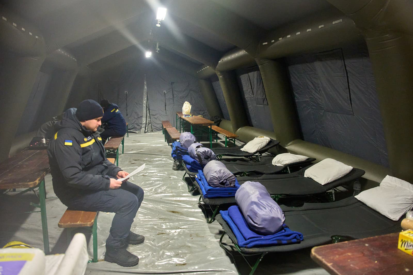 Interiér jedného z núdzových stanov, kde sa ľudia môžu zohriať po pravidelných ruských leteckých útokoch na energetické objekty krajiny, ktoré v zime zanechávajú obyvateľov bez elektriny, vody a kúrenia