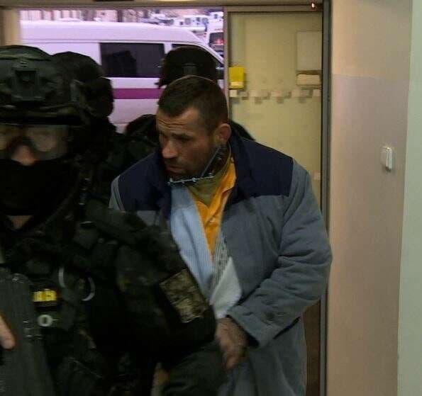 Vémolovi fixuje čeľusť kovová dlaha.