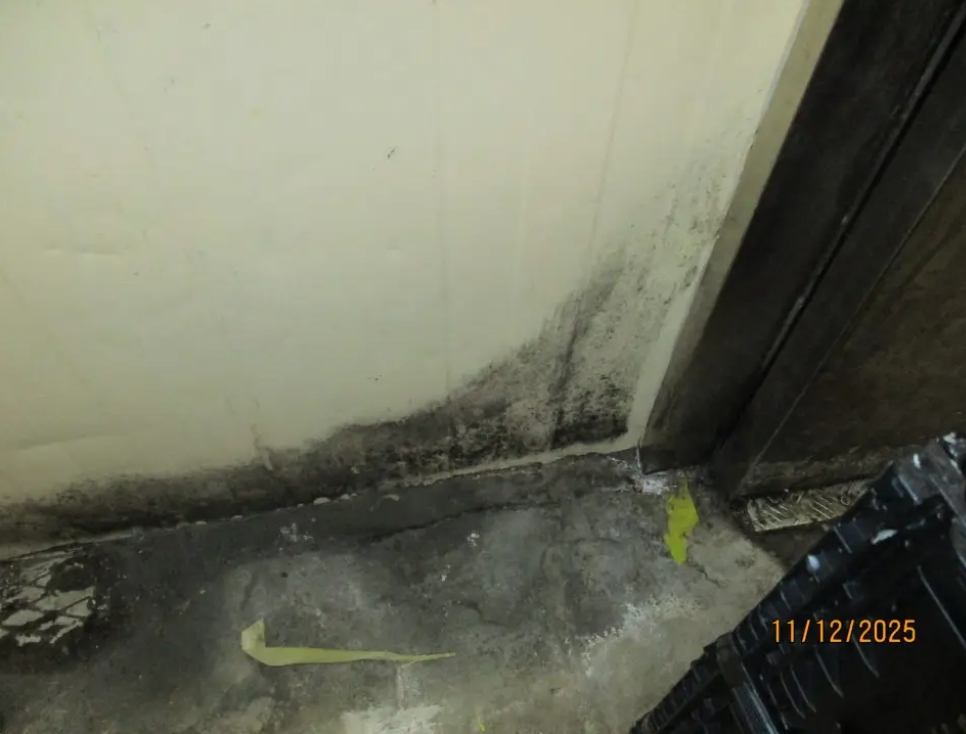 V sklade predajne znečistená stena a podlaha - zistila RVPS Svidník