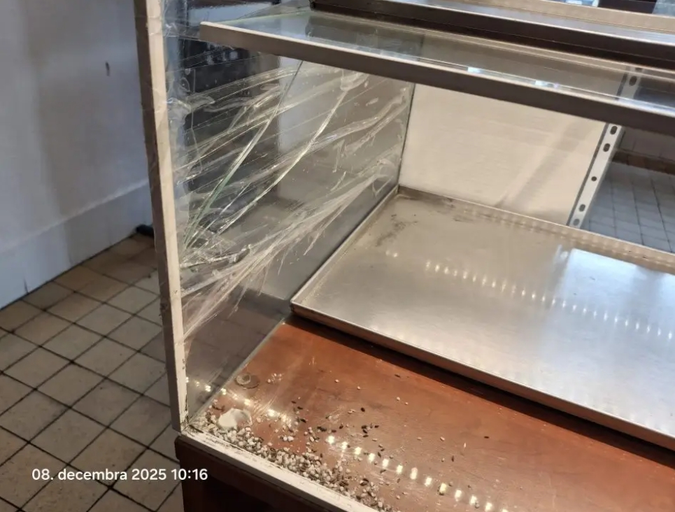 Nevyhovujúca vitrína na predajnej ploche určená na predaj nebaleného pečiva - odhalila RVPS Martin