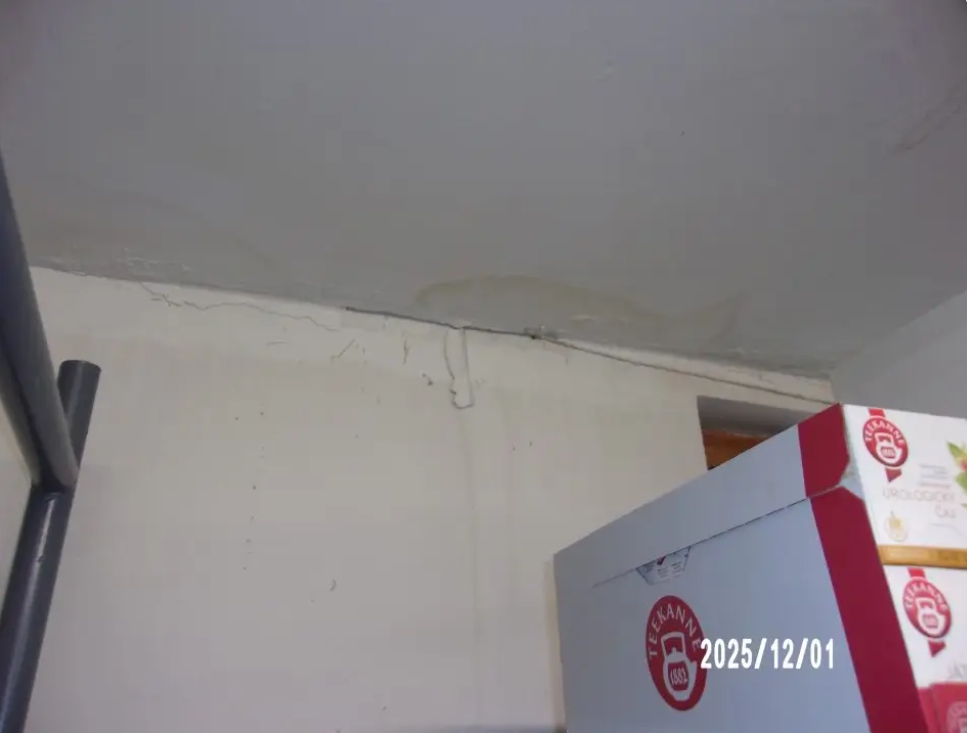 V časti predajne znečistený a poškodený strop - RVPS Šaľa