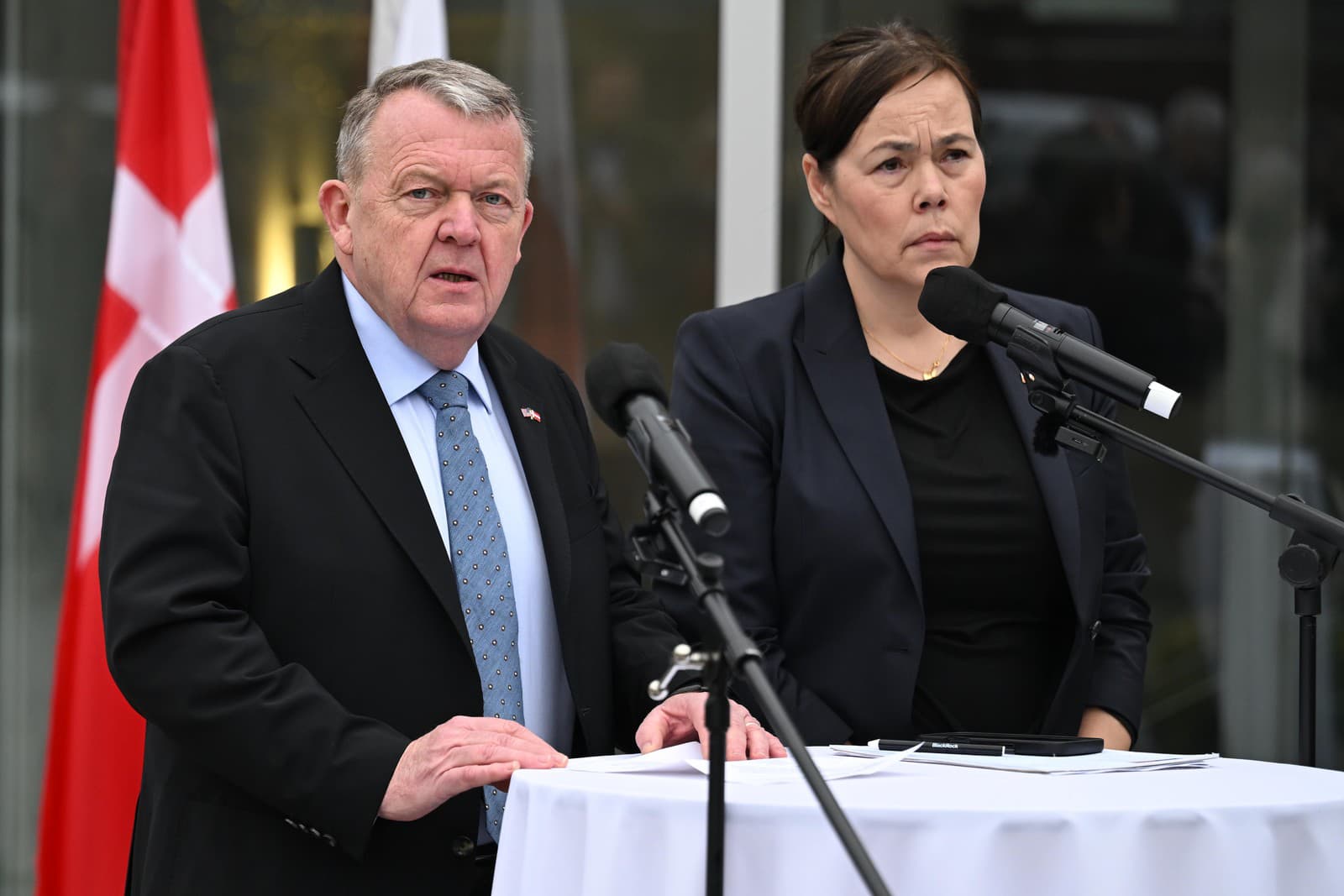 Dánsky minister zahraničných vecí Lars Lökke Rasmussen (vľavo) a jeho grónska rezortná kolegyňa Vivian Motzfeldtová sa účastnia na tlačovej konferencii na pôde dánskeho veľvyslanectva vo Washingtone.