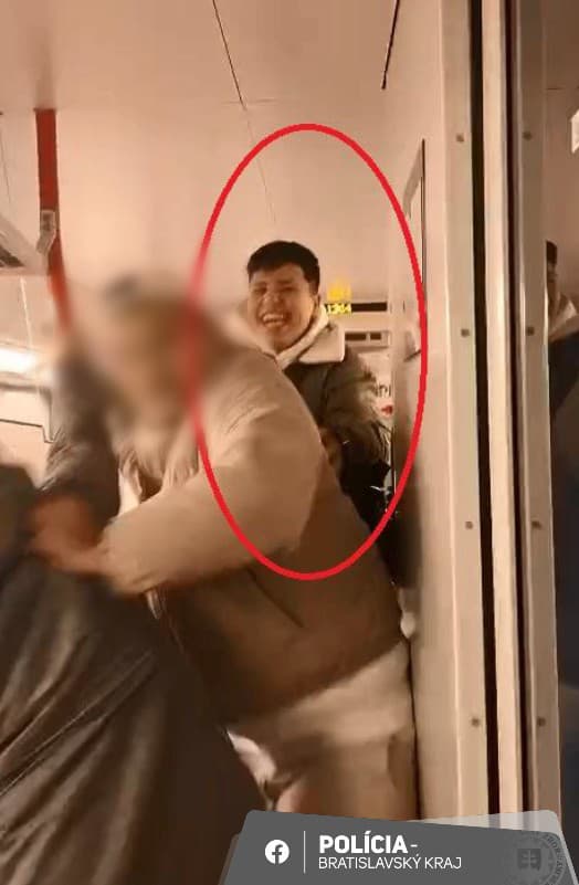 Polícia pátra po mužovi, ktorý vo vlaku smerom do Malaciek napadol dve osoby.
