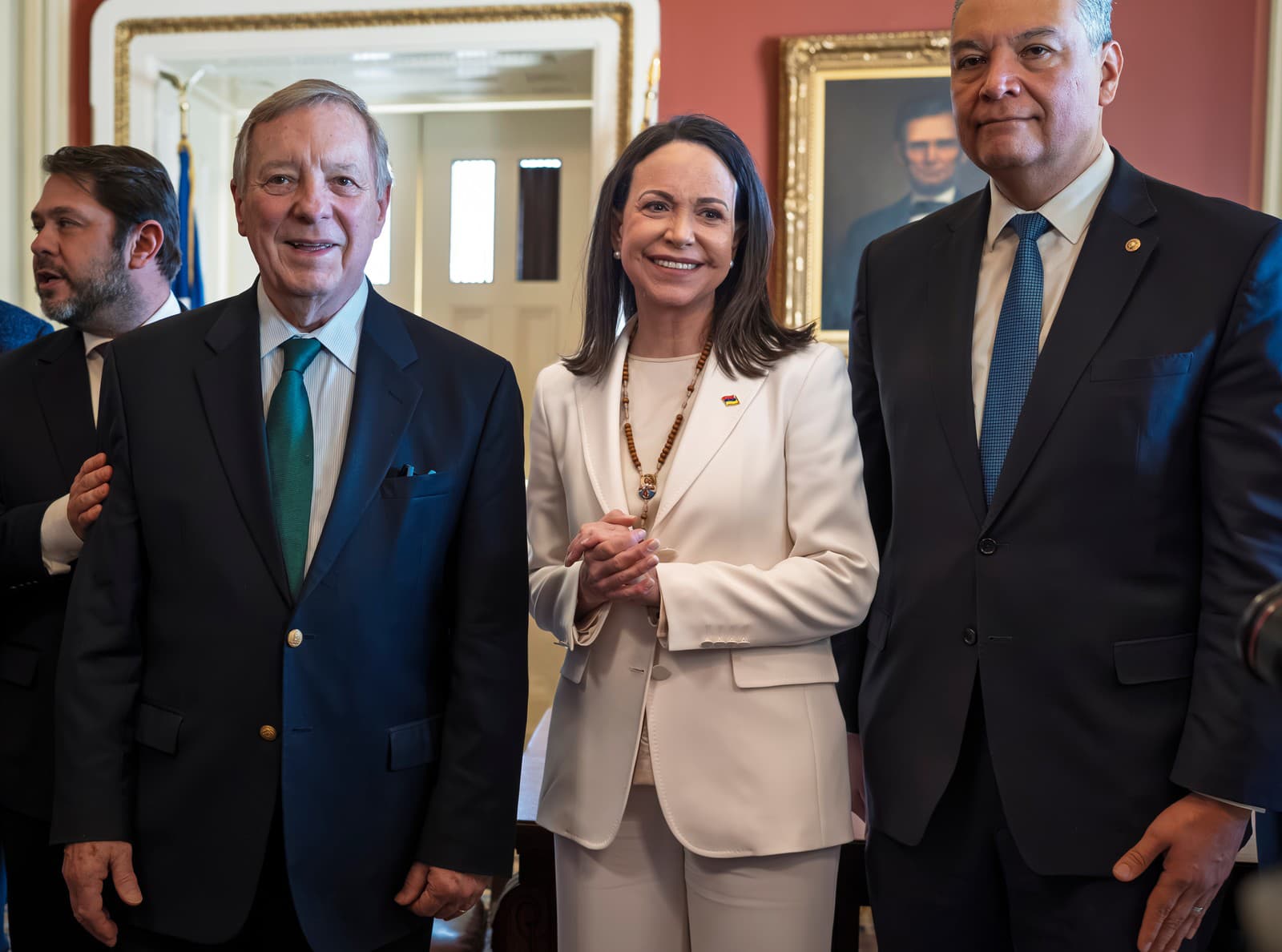 Venezuelská opozičná líderka Maria Corina Machado je privítaná senátorom Dickom Durbinom (vľavo) a senátorom Alexom Padillom (vpravo) počas návštevy laureátky Nobelovej ceny za mier u amerických lídrov.