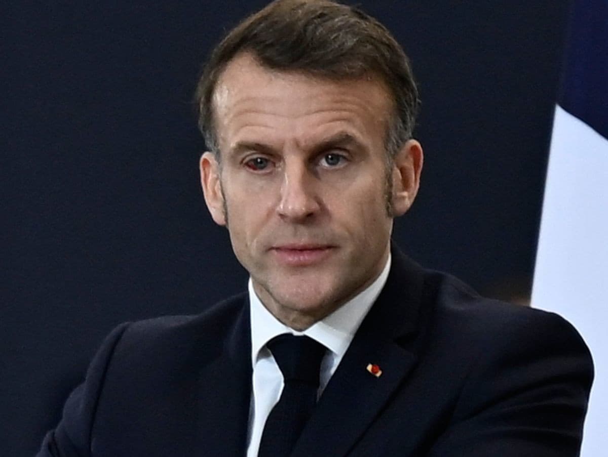 Macron mal opuchnuté a zakrvavené oko.