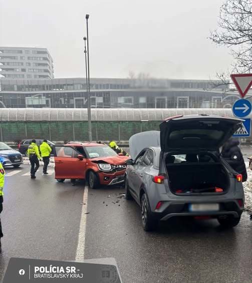 čelná zrážka na križovatke ulíc Krasovského a Einsteinová
