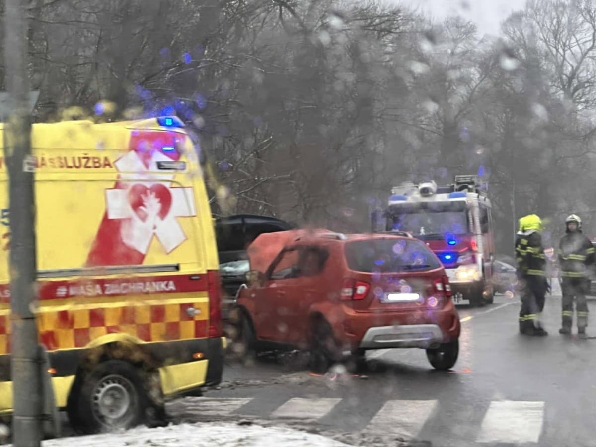 čelná zrážka na križovatke ulíc Krasovského a Einsteinová