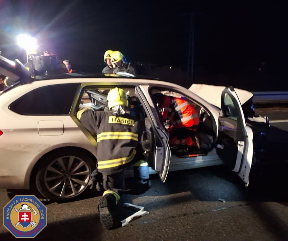Hasiči zasahovali pri nehode