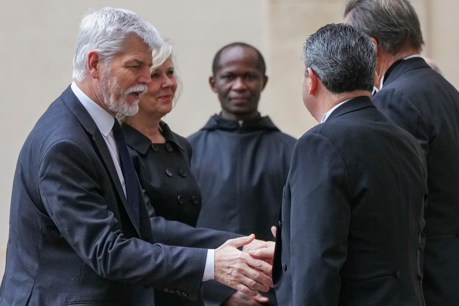 Český prezident Petr Pavel a jeho manželka Eva Pavlová prichádzajú na súkromnú audienciu u pápeža Leva XIV.