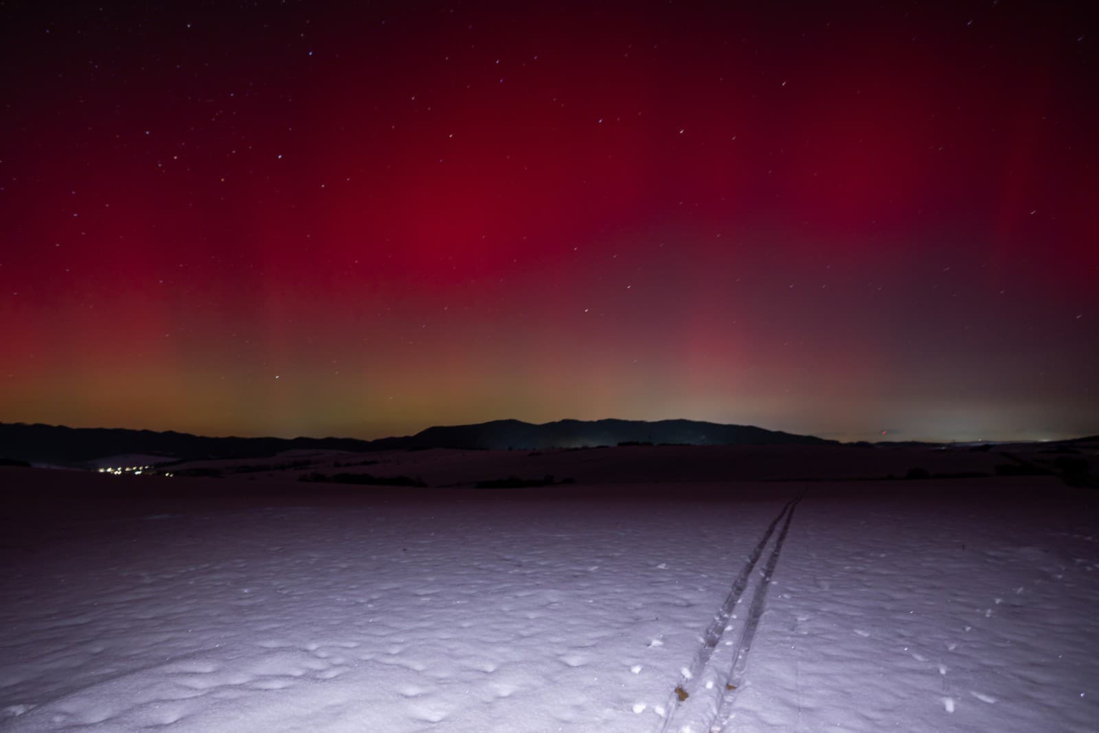 polárna žiara nad Rajeckou dolinou pri obci Kamenná Poruba