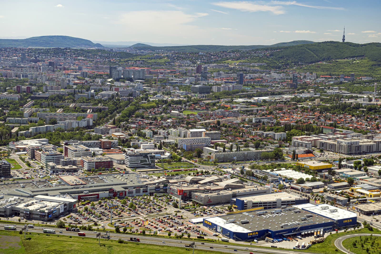 Najväčšie bratislavské parkovisko SPOPLATNIA: