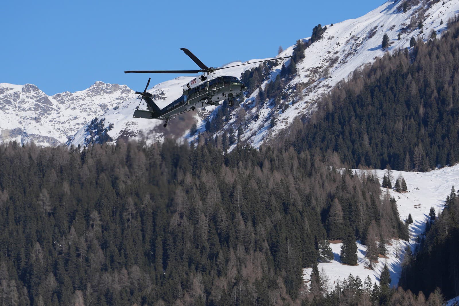 Vrtuľník Marine One s americkým prezidentom Donaldom Trumpom na palube prilieta na výročné stretnutie 56. Svetového ekonomického fóra (WEF) vo švajčiarskom Davose.