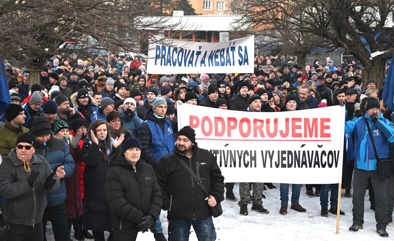 Snímka z protestného zhromaždenie OZ KOVO v U. S. Steel Košice v Šaci