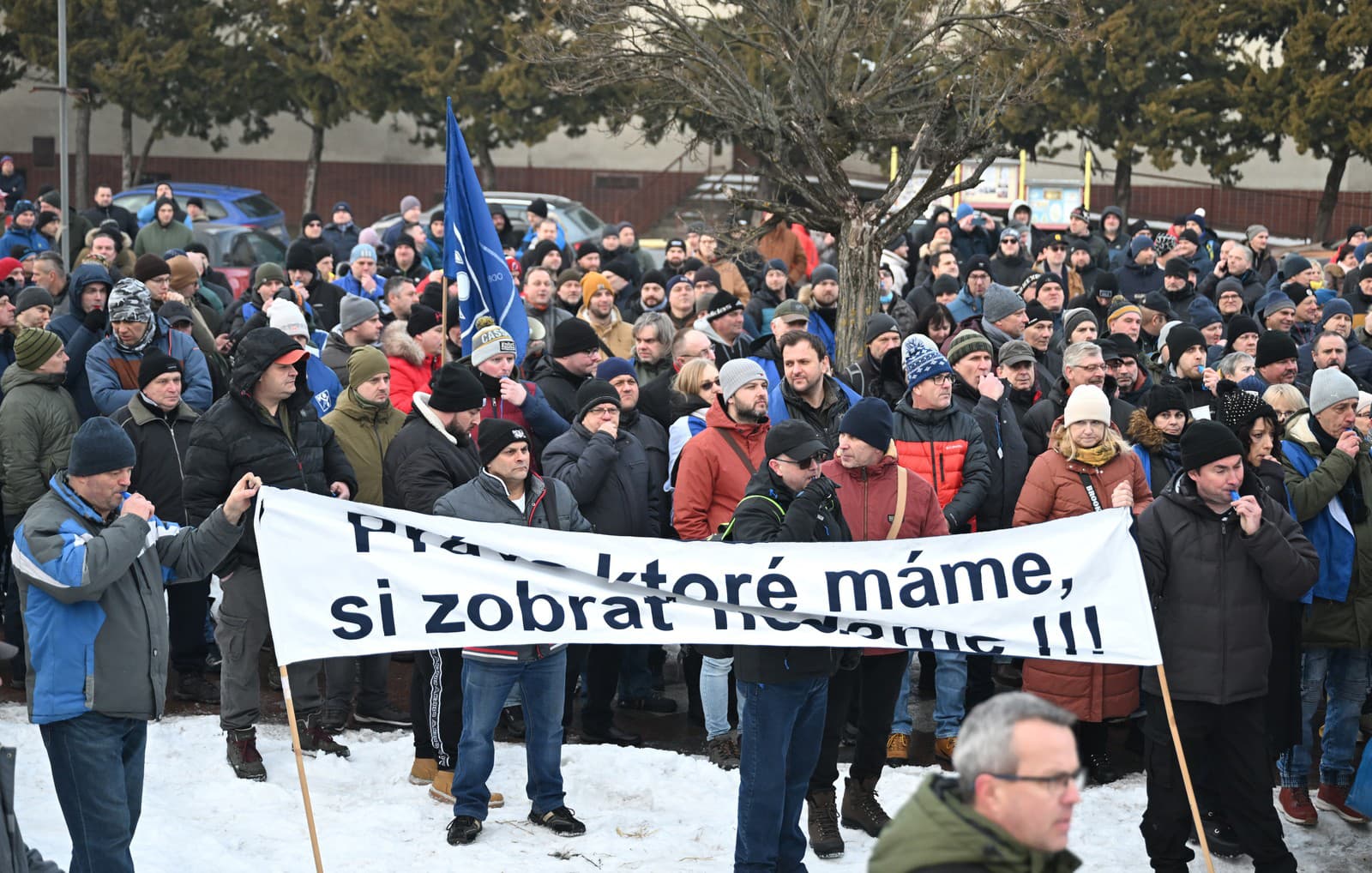 Snímka z protestného zhromaždenie OZ KOVO v U. S. Steel Košice v Šaci