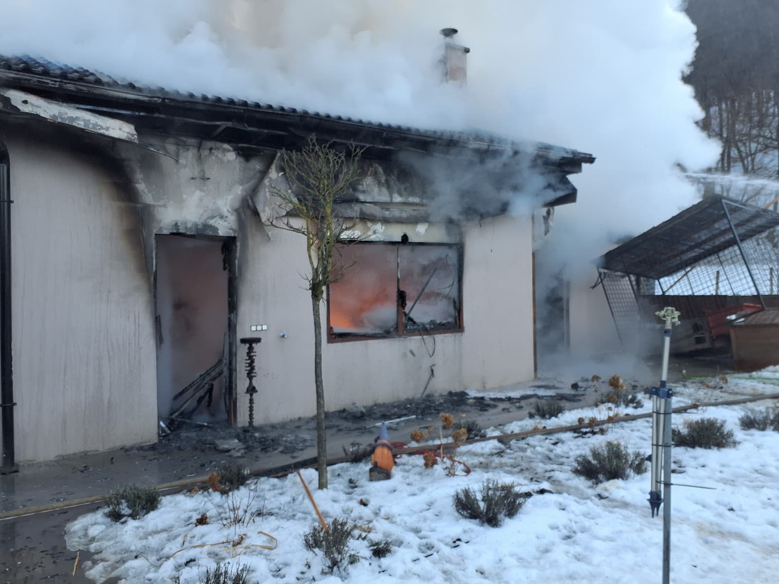 Rozsiahlý požiar prístrešku a