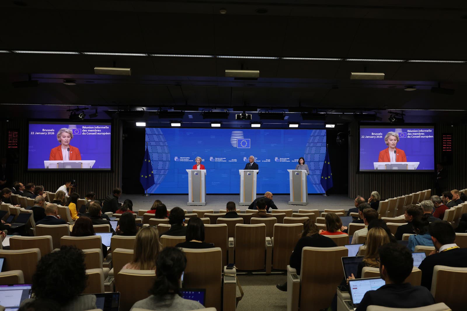 Predseda Európskej rady António Costa a predsedníčka Európskej komisie Ursula von der Leyenová hovoria na tlačovej konferencii po skončení summitu EÚ v Bruseli