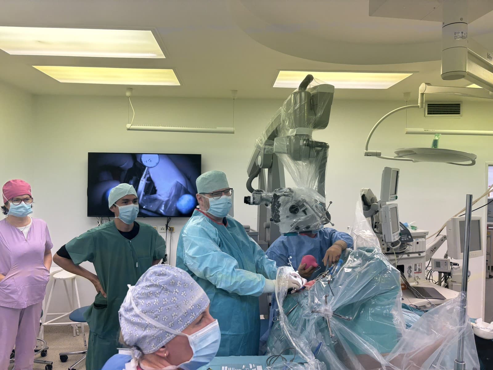 Zábery z prvej operácie mozgu asistovanej umelou inteligenciou v strednej Európe na Kramároch