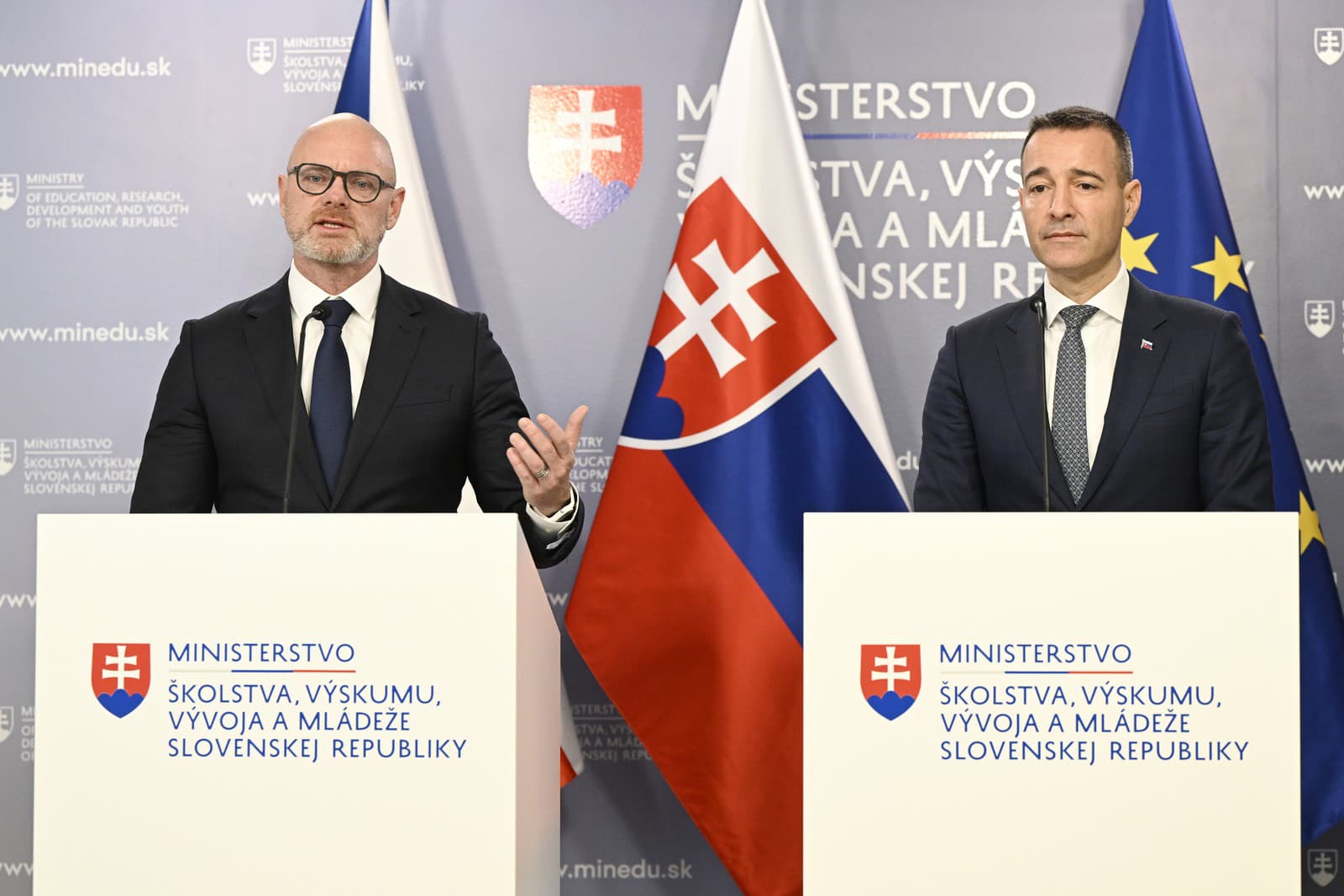 vpravo minister školstva, výskumu, vývoja a mládeže SR Tomáš Drucker (Hlas-SD) a nový minister školstva Českej republiky Robert Plaga (vľavo)