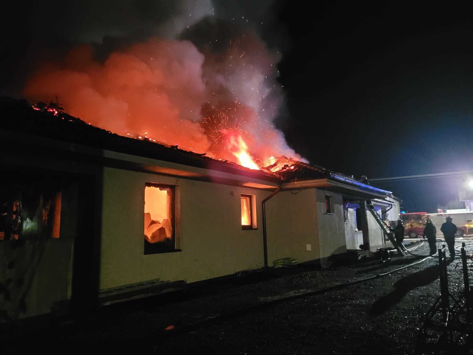 Požiar rodinného domu v obci Baka.