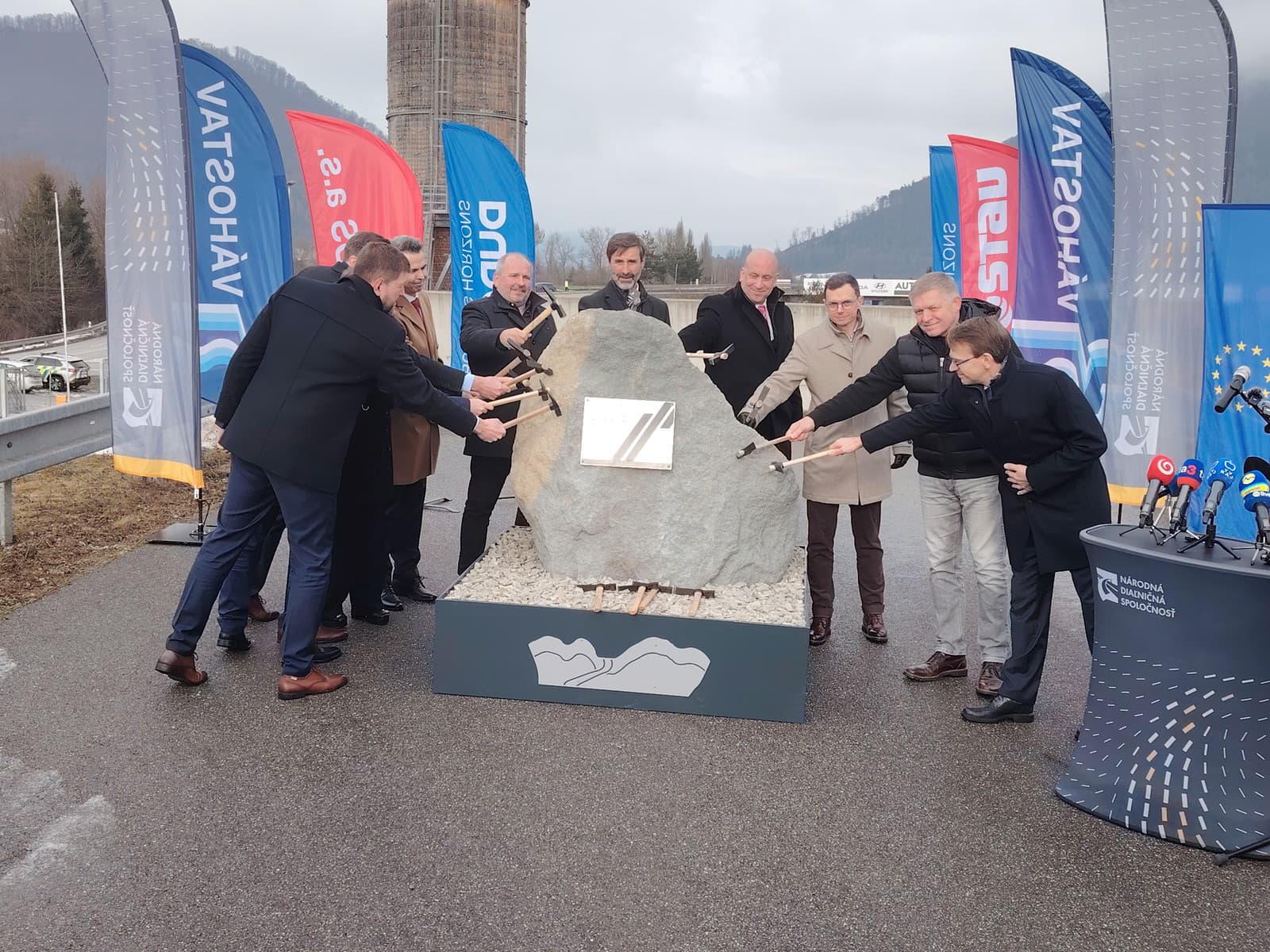 Na snímke premiér SR Robert Fico (Smer-SD, druhý sprava),  minister dopravy Jozef Ráž (nominant Smeru-SD, štvrtý sprava), minister zahraničných vecí a európskych záležitostí a bývaý žilinský župan Juraj Blanár (Smer-Sd, piaty sprava), štátny tajomník ministerstva dopravy Igor Choma (štvrtý zľava), generálny riaditeľ Národnej diaľničnej spoločnosti (NDS) Filip Macháček (tretí sprava) a generálny riaditeľ stavebnej spoločnosti Váhostav Jiří Skuhra (tretí zľava) poklepkávajú základný kameň, čím sa symbolicky začala výstavba najdlhšieho z troch chýbajúcich úsekov diaľnice D3 na Kysuciach.