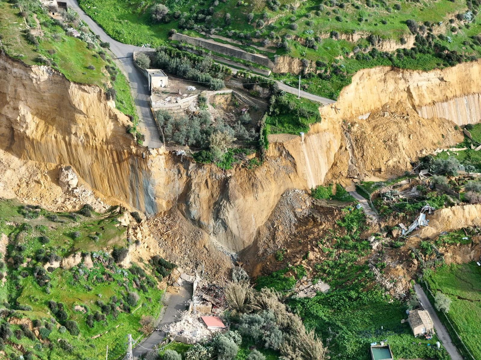 Na snímke z dronu zosuv pôdy v sicílskom meste Niscemi