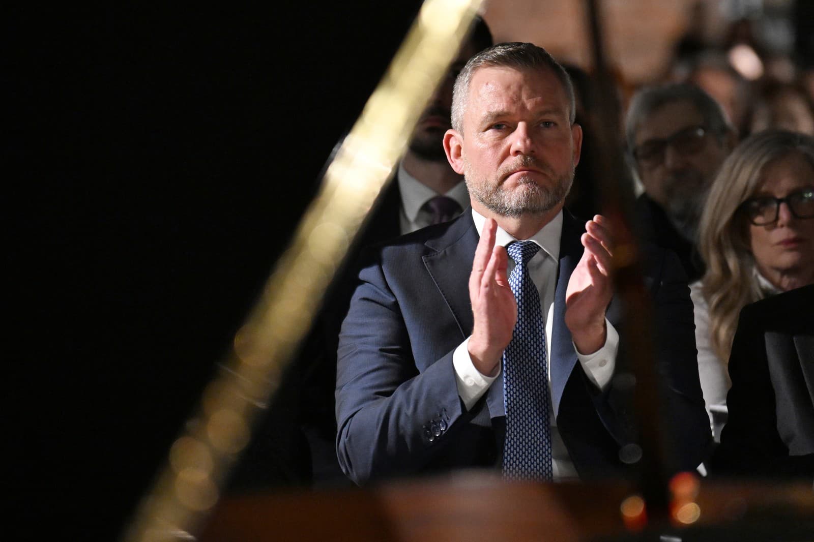 prezident SR Peter Pellegrini tlieska na podujatí k Medzinárodnému dňu pamiatky obetí holokaustu v Seredi