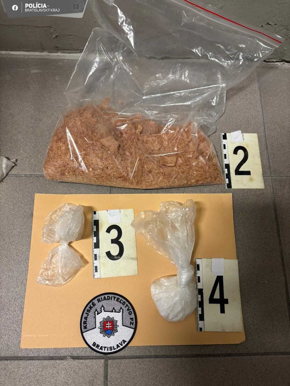 Polícia v rámci protidrogovej akcie zadržala viacero osôb.