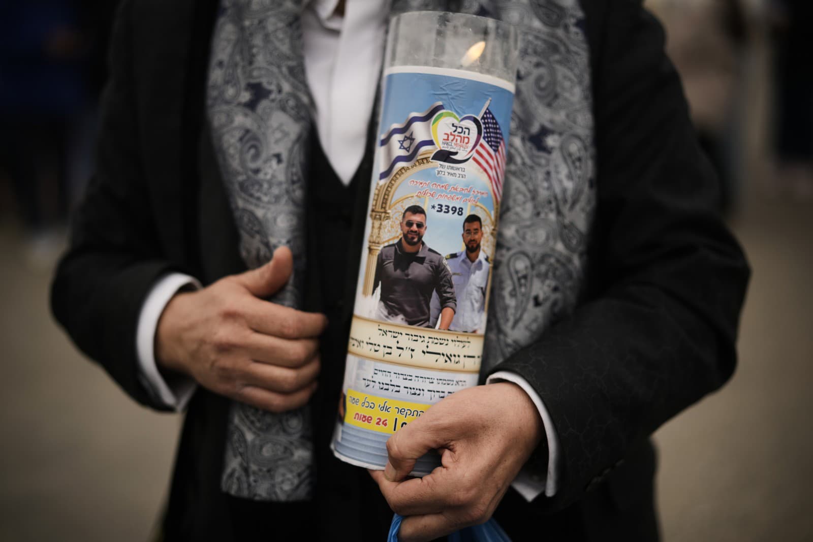 Policajti nesú rakvu s telesnými pozostatkami Rana Gviliho, posledného rukojemníka vydaného Hamasom z Pásma Gazy, počas jeho pohrebu v izraelskom meste Meitar.