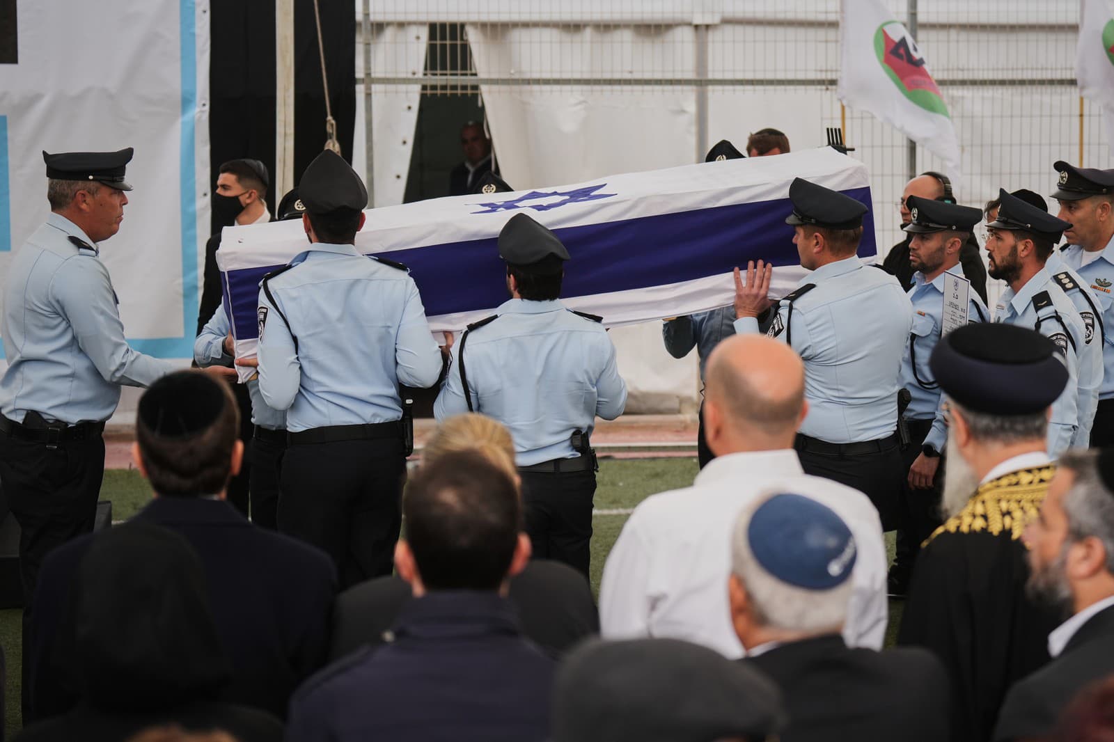 Policajti nesú rakvu s telesnými pozostatkami Rana Gviliho, posledného rukojemníka vydaného Hamasom z Pásma Gazy, počas jeho pohrebu v izraelskom meste Meitar.