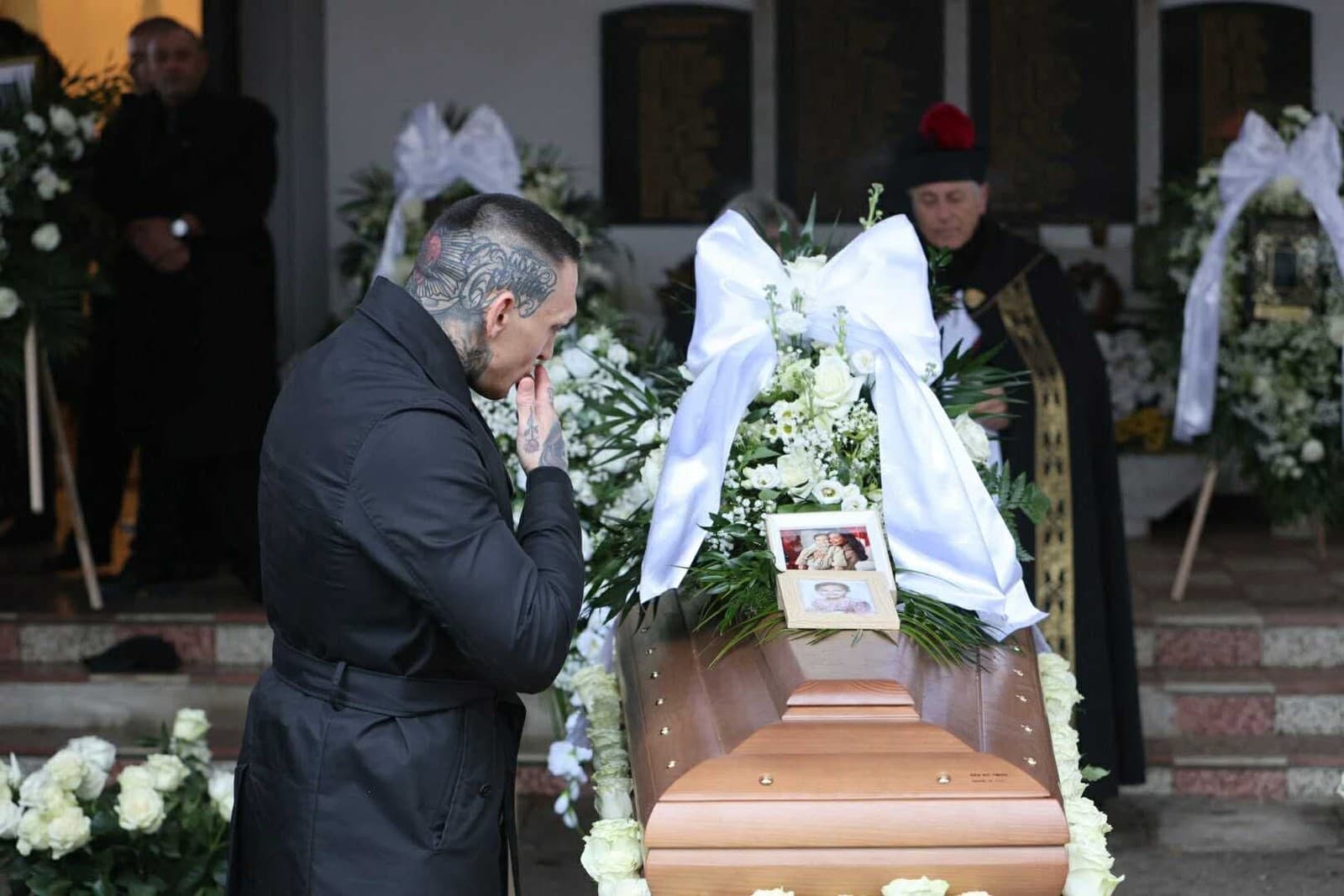 Posledná rozlúčka s Monikou Jákliovou (†31): Utrápená mama a... Boráros sa  pri rakve rozplakal - galéria | Topky.sk