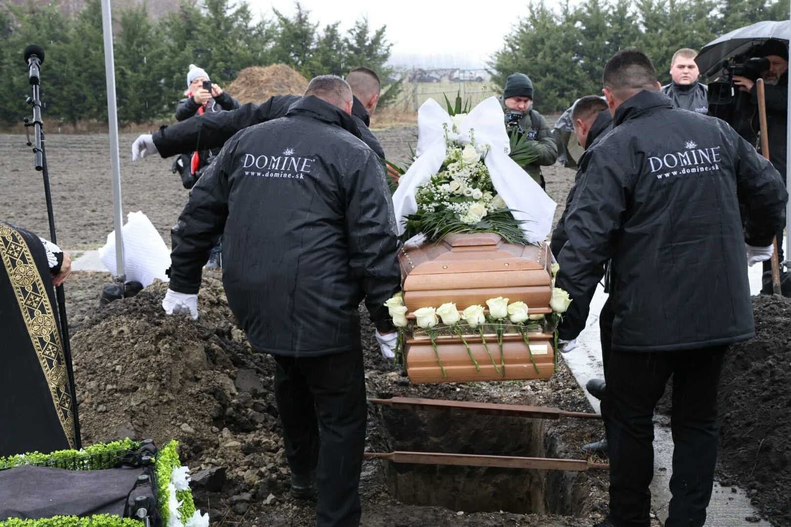 Posledná rozlúčka s Monikou Jákliovou (†31): Utrápená mama a... Boráros sa  pri rakve rozplakal - galéria | Topky.sk
