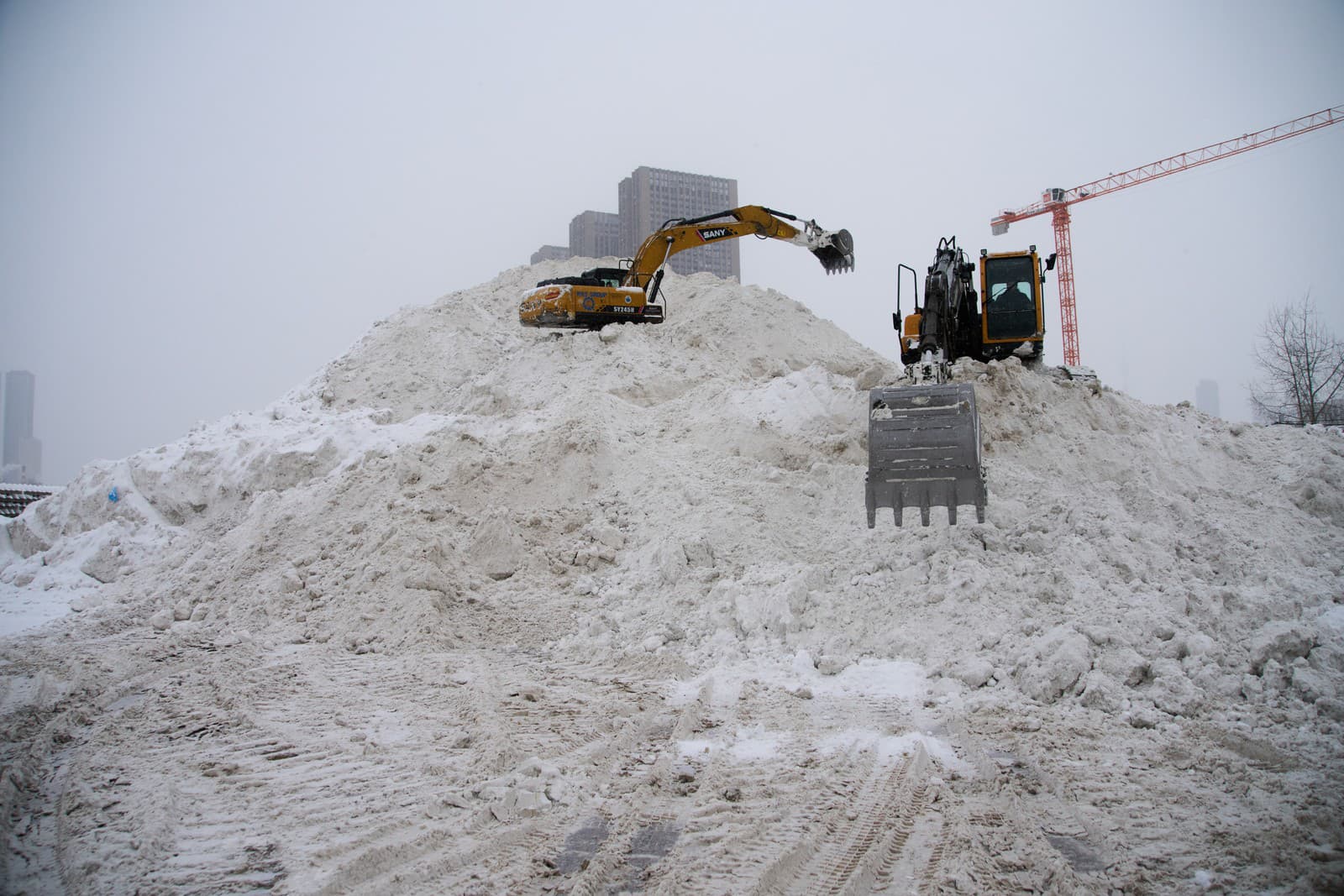 bágre na skládke snehu odprataného z ulíc po silnom snežení v Moskve