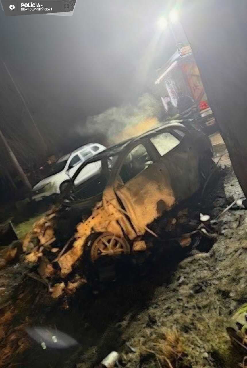V Bratislave horeli v noci dve autá.