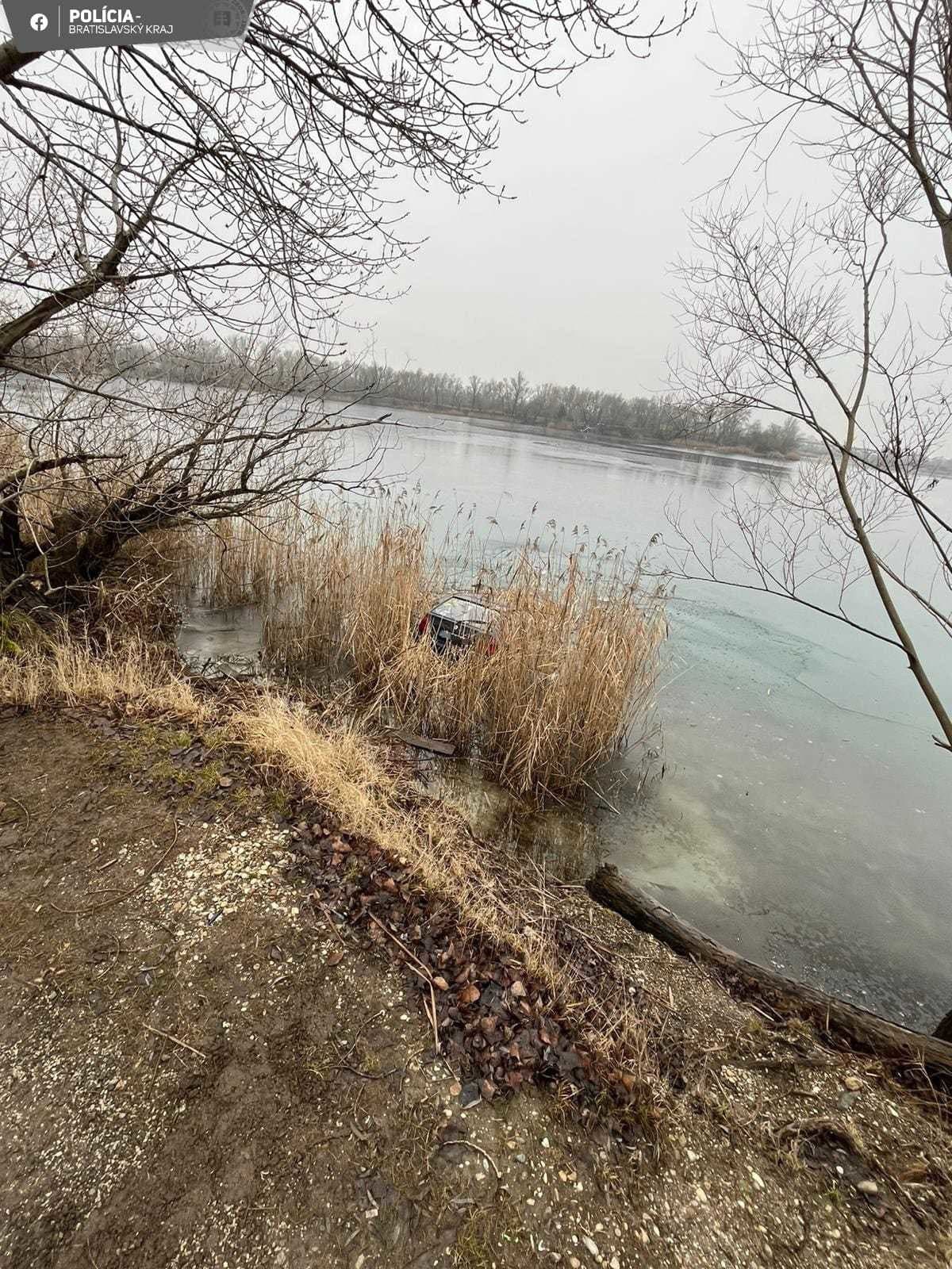 Pri brehu Čiernovodského jazera