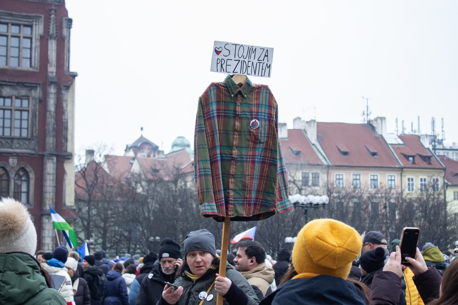 Zhromaždenie na Staromestskom námestí v Prahe na podporu českého prezidenta Petra Pavla.