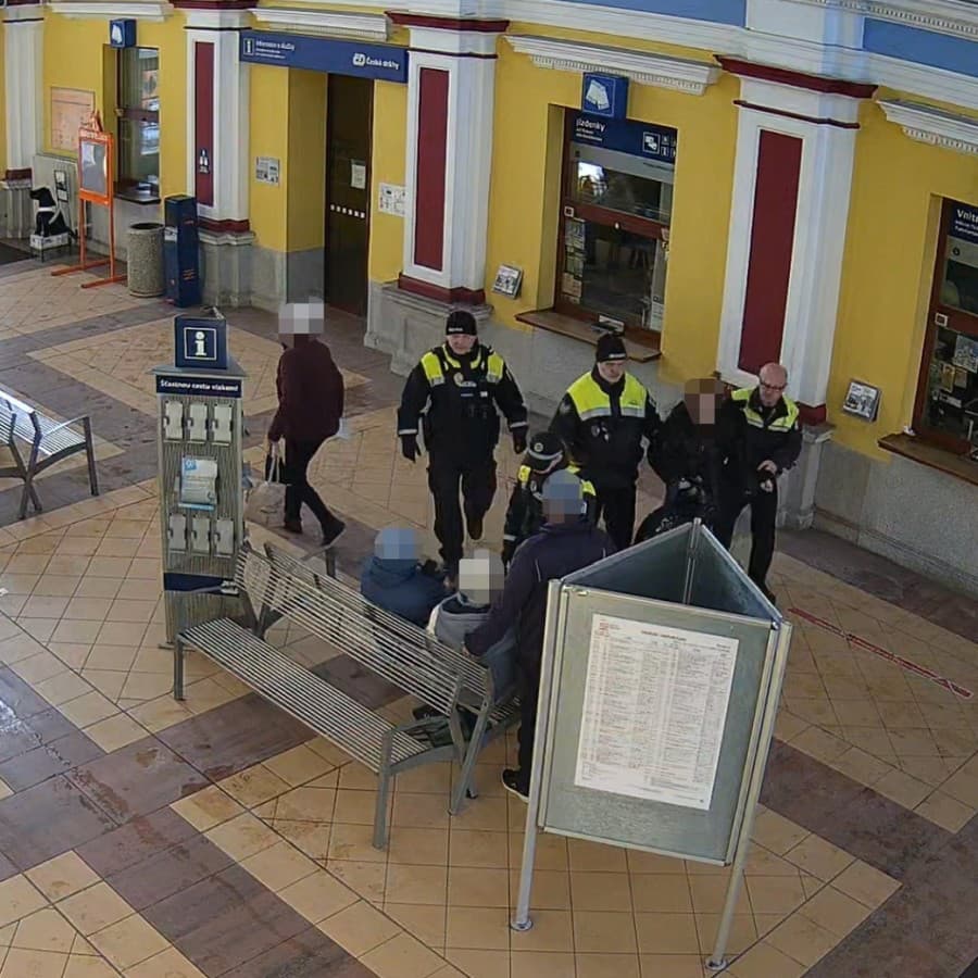 Sedeli vedľa seba a