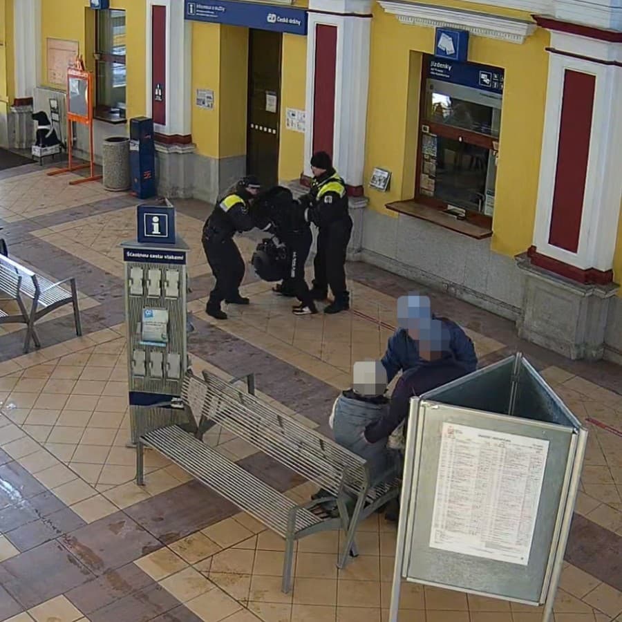 Sedeli vedľa seba a