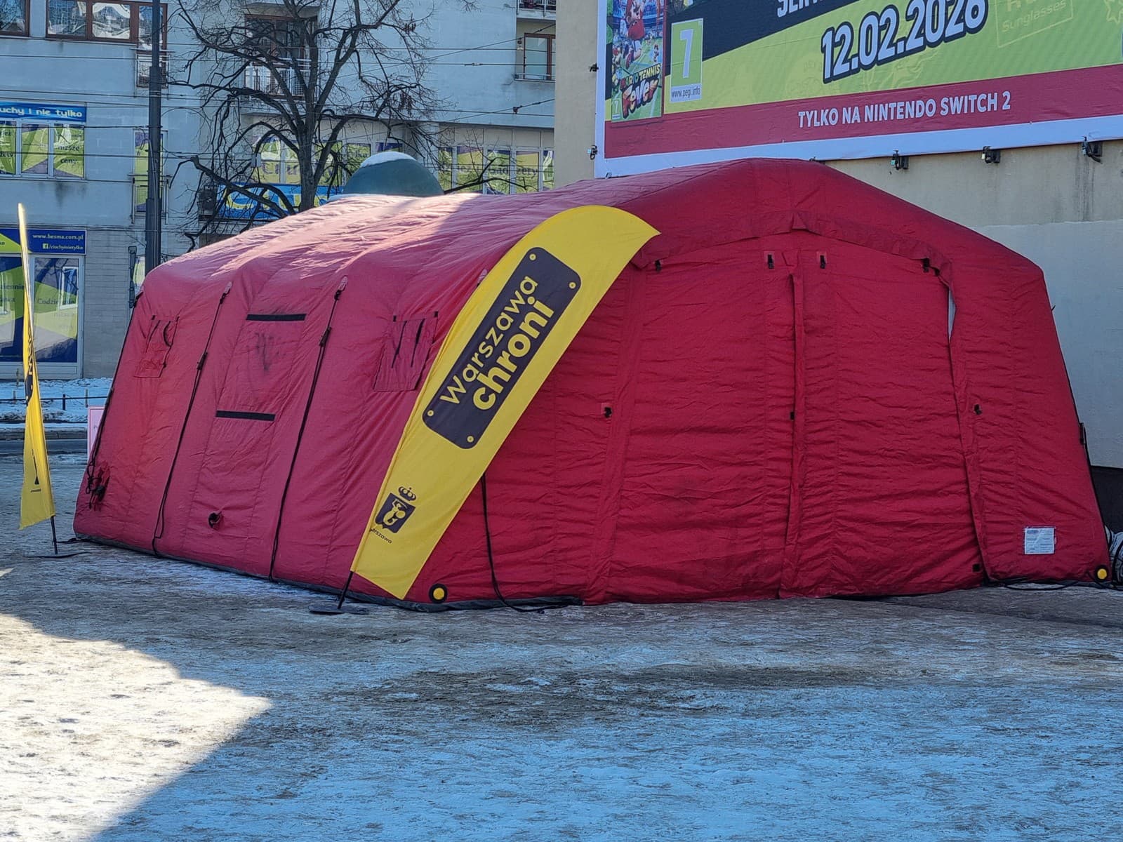 Na snímke vyhrievaný stan na prestupnej zastávke vo Varšave.