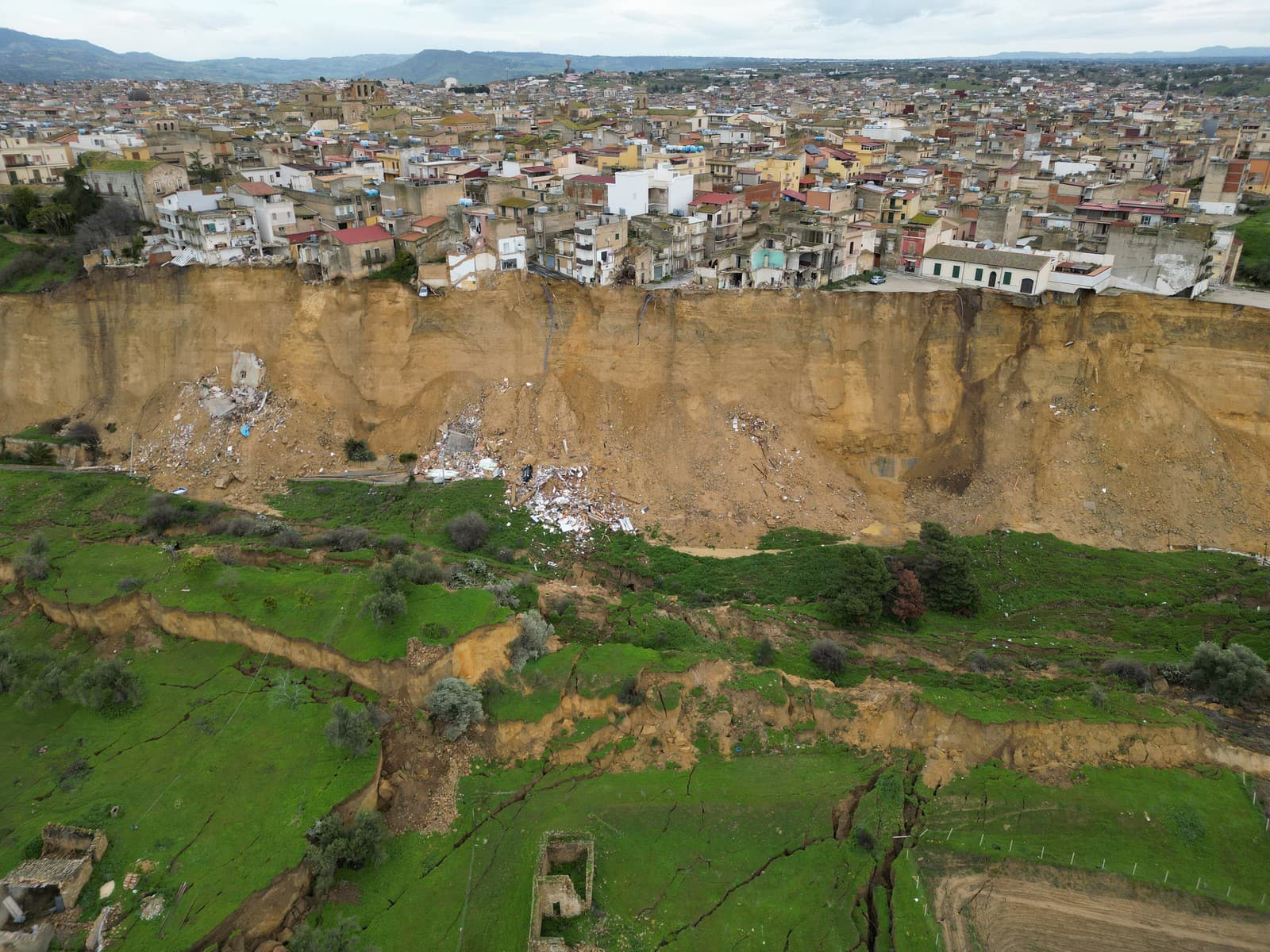 Letecký pohľad na Niscemi, mesto na juhu Talianska na Sicílii, ktoré zostalo ležať na okraji útesu po dňoch silných dažďov