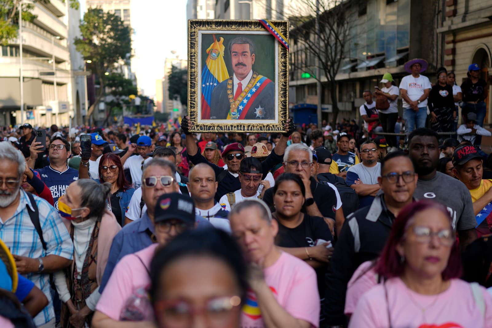 Stúpenci vlády žiadajú prepustenie bývalého prezidenta Nicolása Madura a jeho manželky Cilie Floresovej