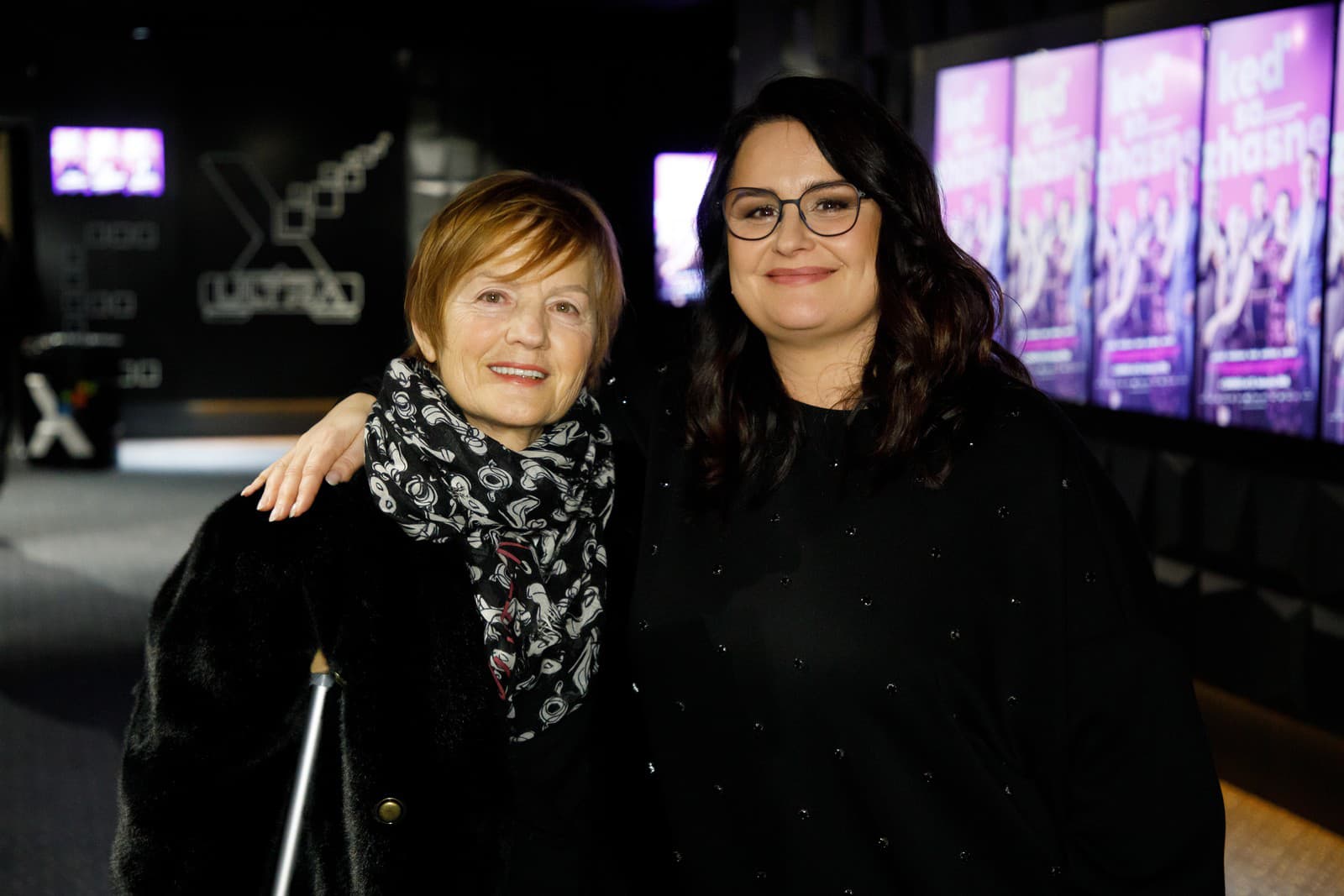 Premiéra filmu Keď sa zhasne. Na snímke Petra Polnišová s mamou